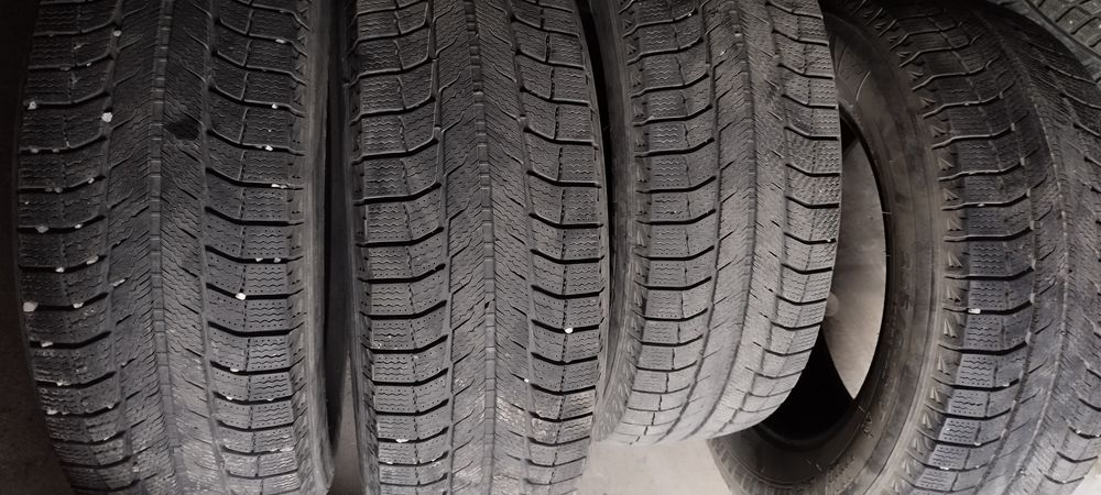 Продам зимние шины 235/65/17