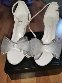Pantofi albi cununie