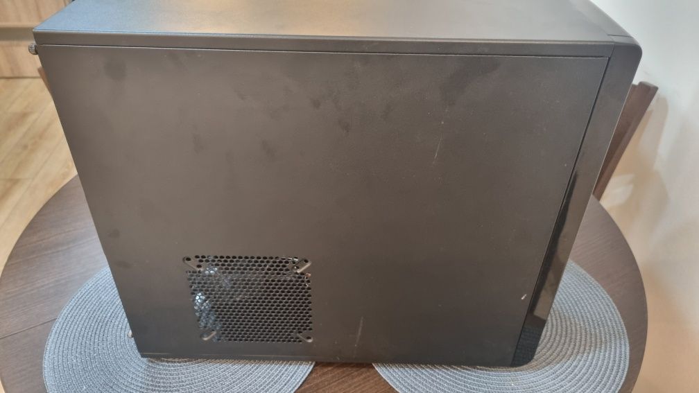 Cooler Master Mid tower кутия за компютър