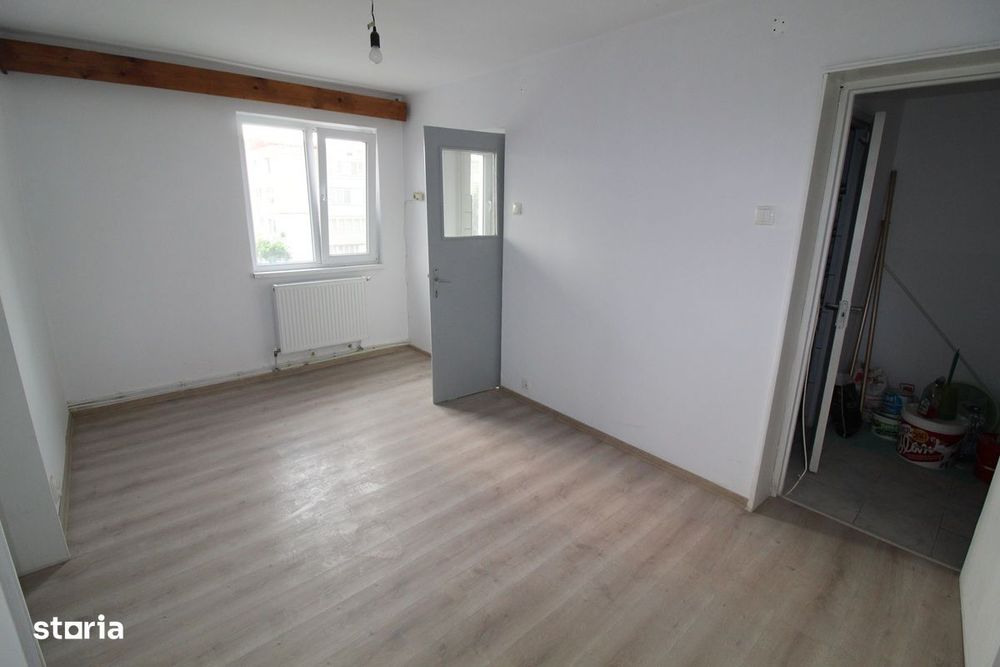 Vând apartament 2 camere în Hunedoara, zona Micro3-Piața Dunărea, et.3
