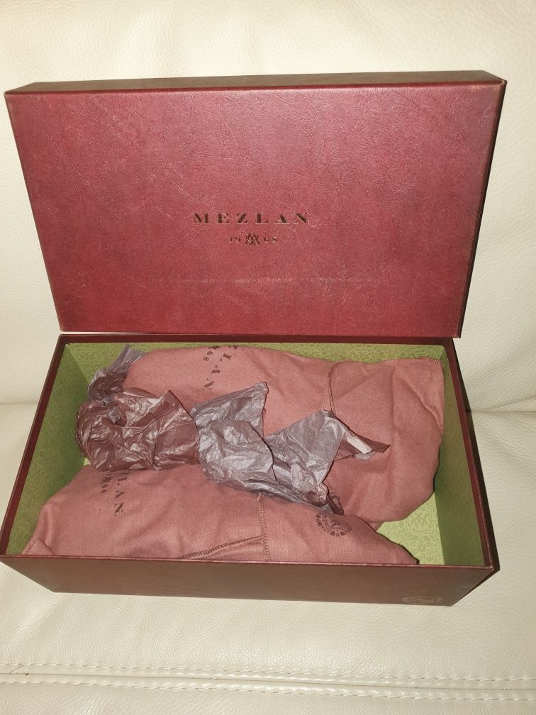 Мъжки официални обувки на марката MEZLAN