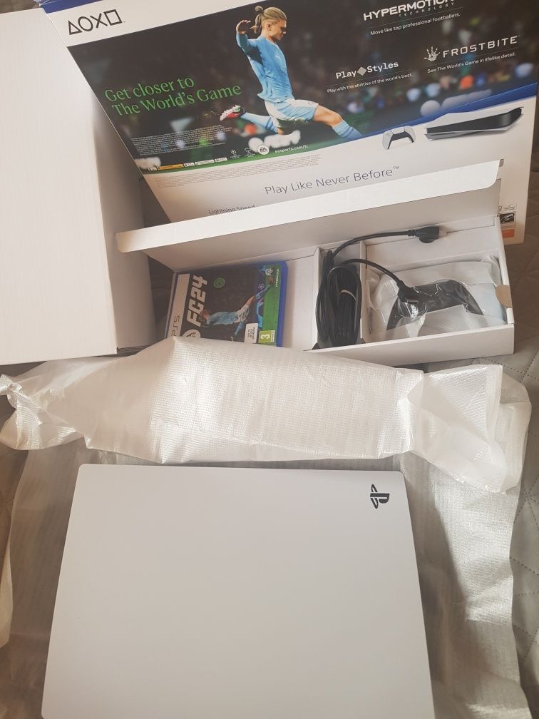 Sony Playstation 5 с подарък към него  игра