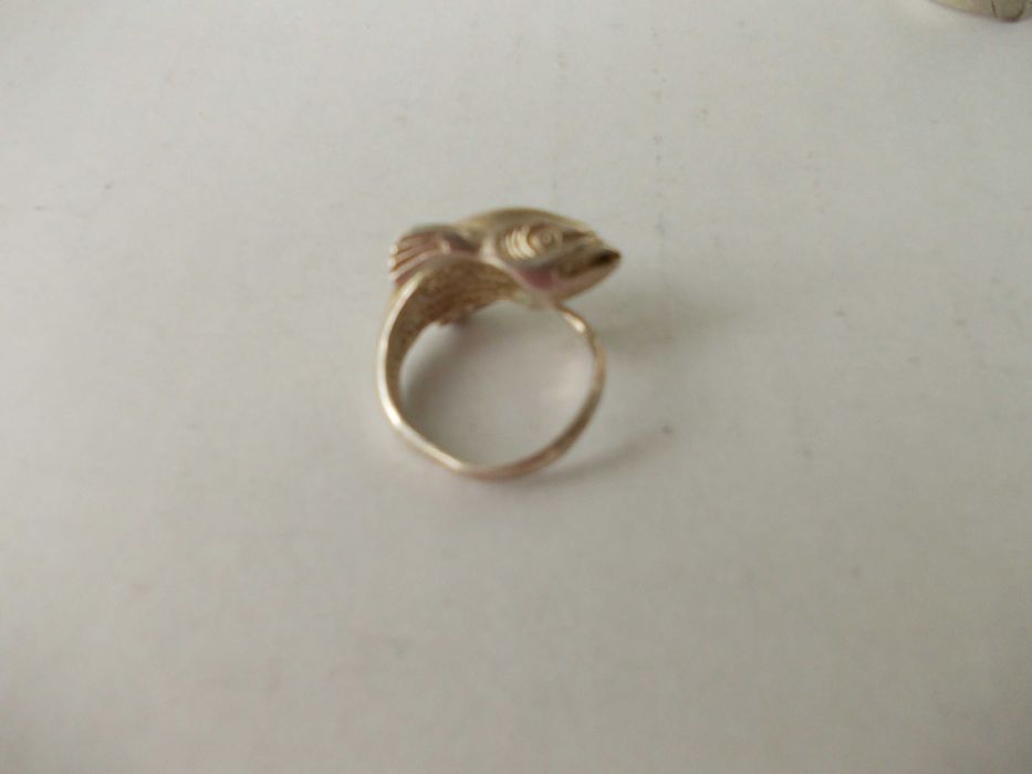 Inel vechi din argint delfin