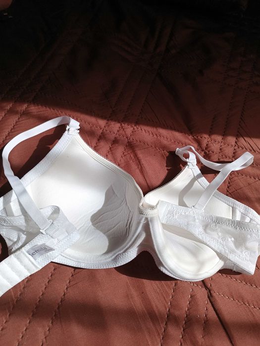 Бял дамски сутиен