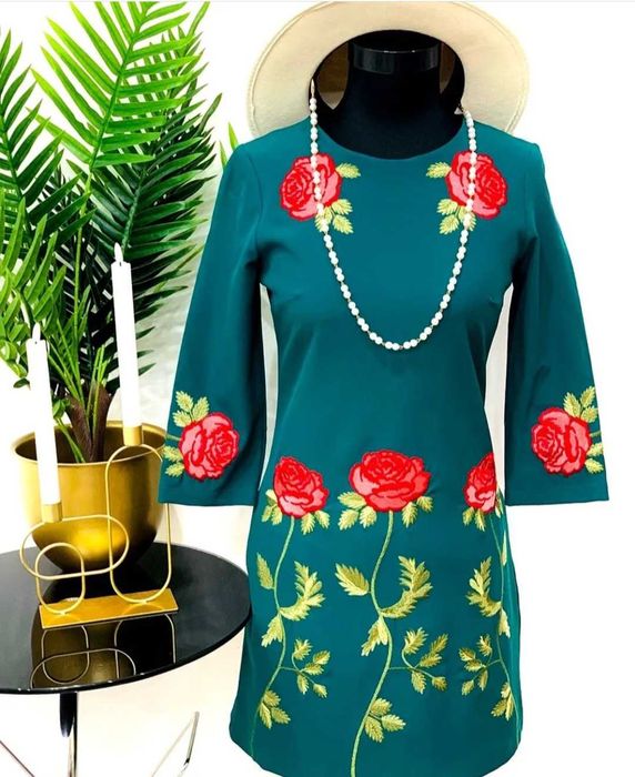 Rochie verde cu trandafiri brodati, marimea S, cu eticheta