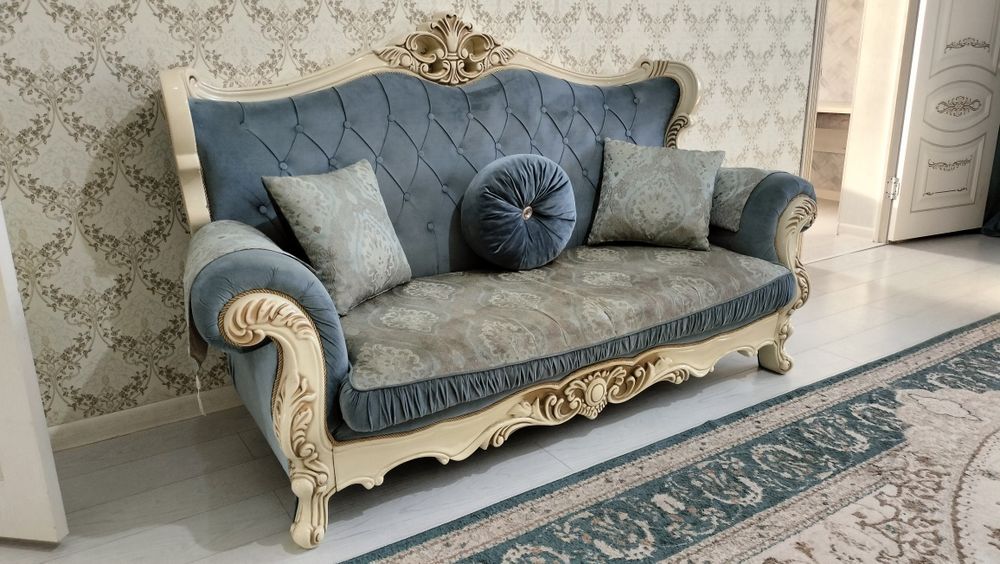 Диван с двумя креслами