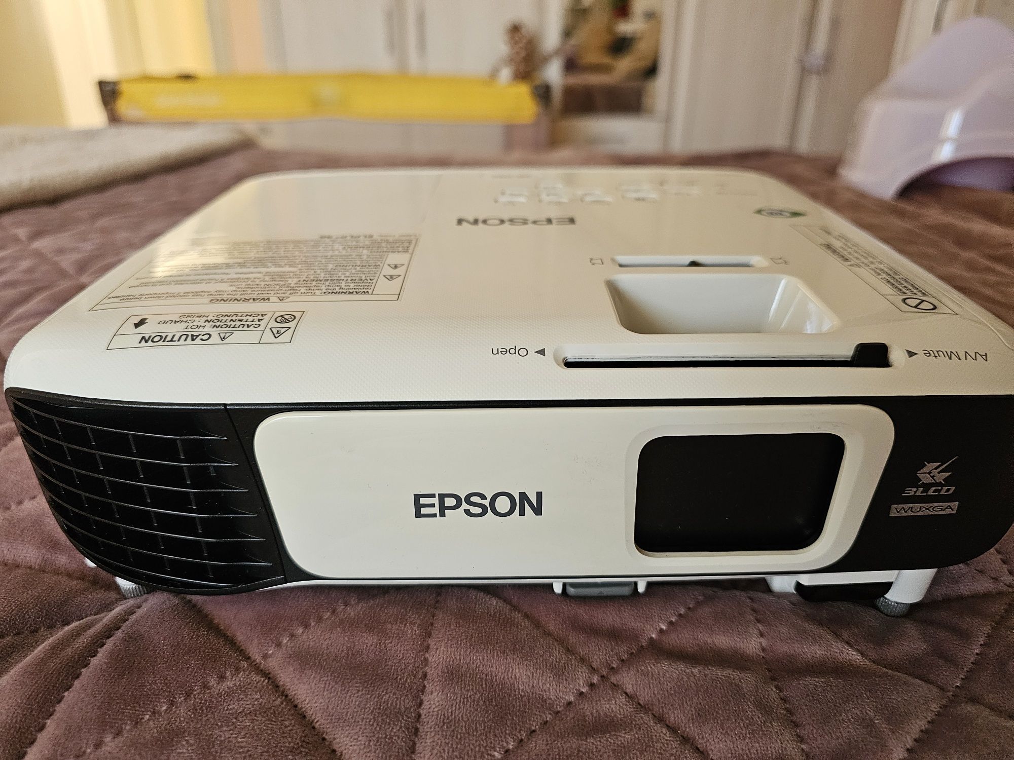 LCD Проектор Epson H846B с 14 часа на лампата