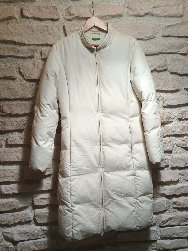 Продавам дамско дълго яке benetton