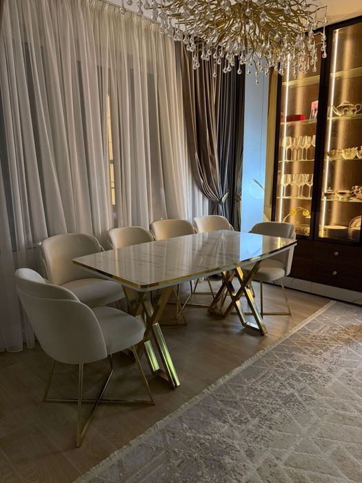 Продается стол со 6 стульями.