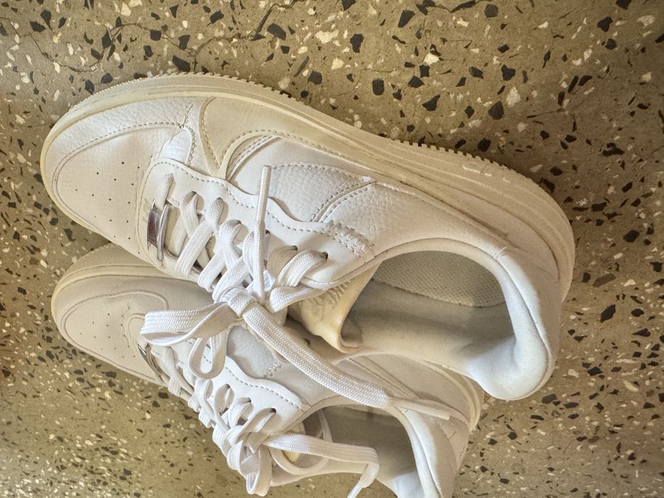 Бели маратонки nike air force