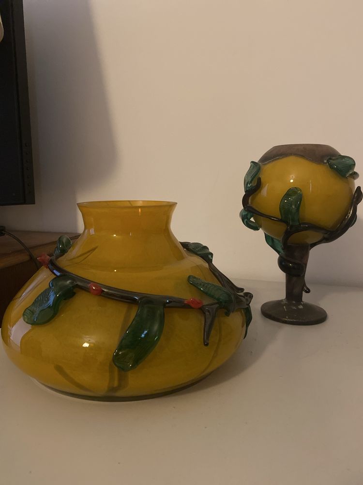 Vase grele din sticla turnata, fondul plastic