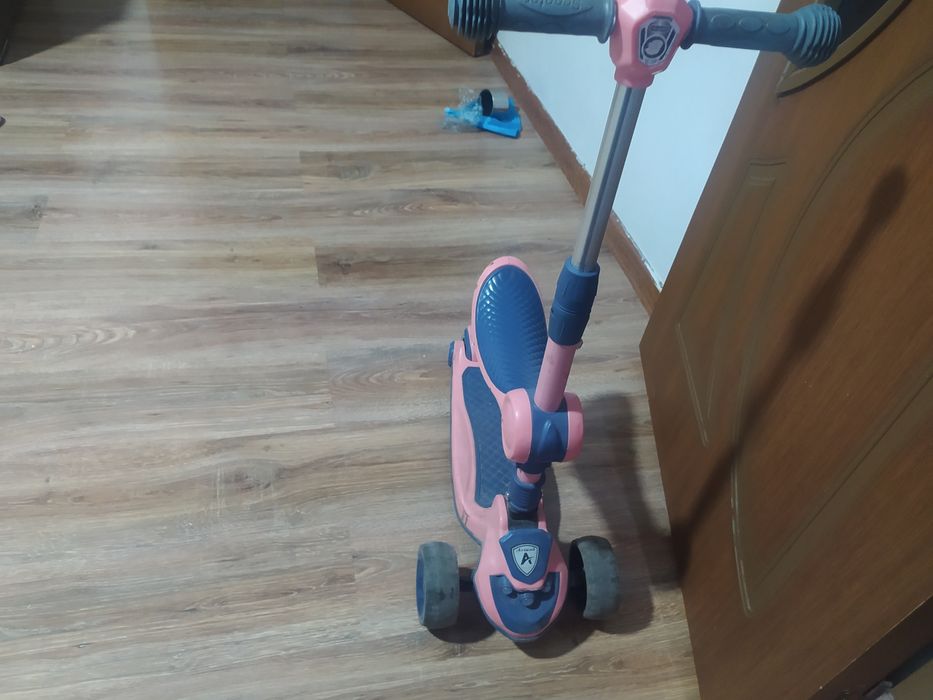 Продам самокат,осла и машинку