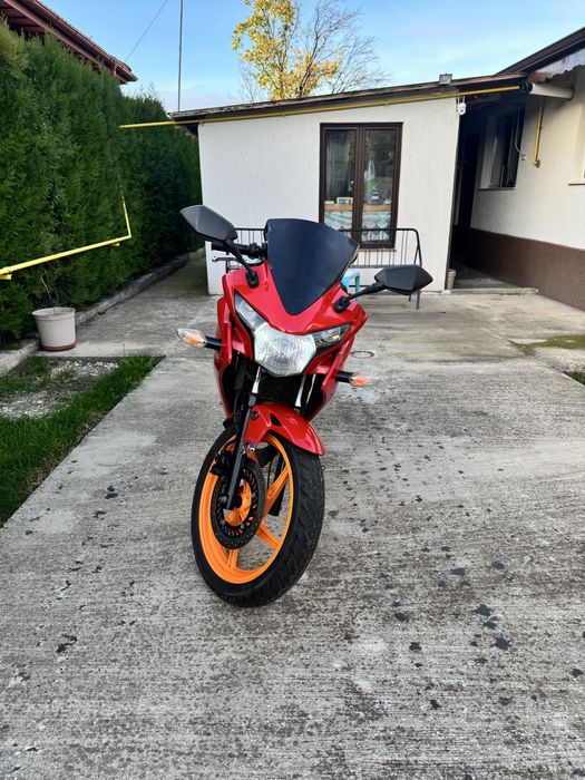 Honda cbr 125R.