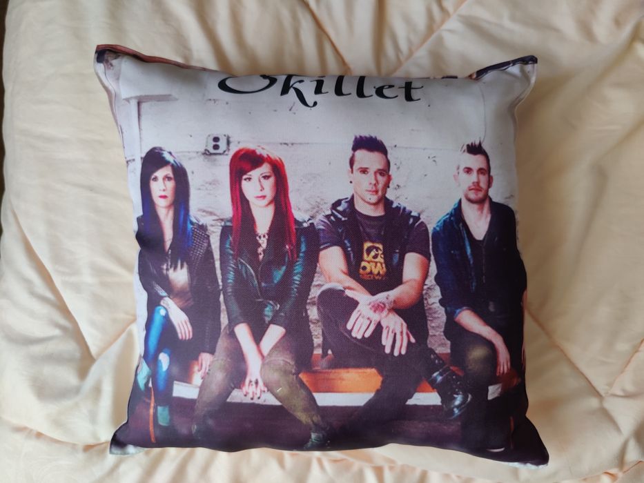 Декоративна възглавница на рок групата Skillet