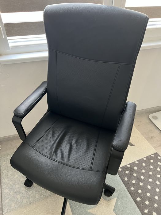 Кожен офис стол