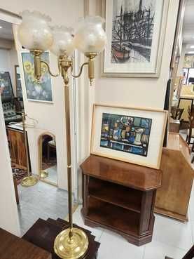 Лампа и стойка за костюми.