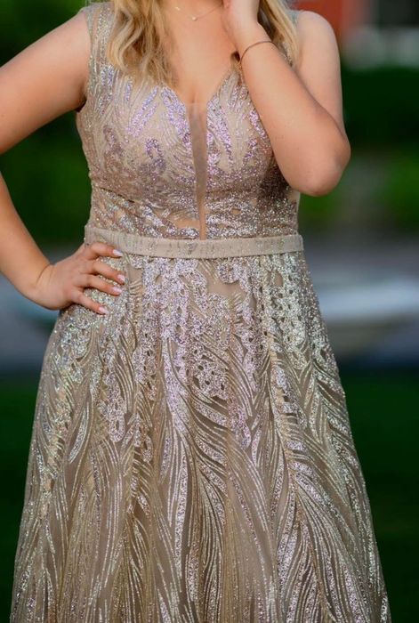 Златиста бална рокля