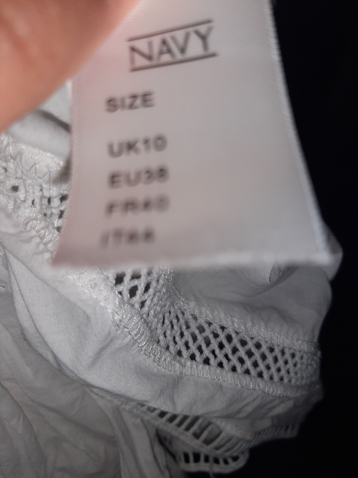 Бяла блуза Zara и други.