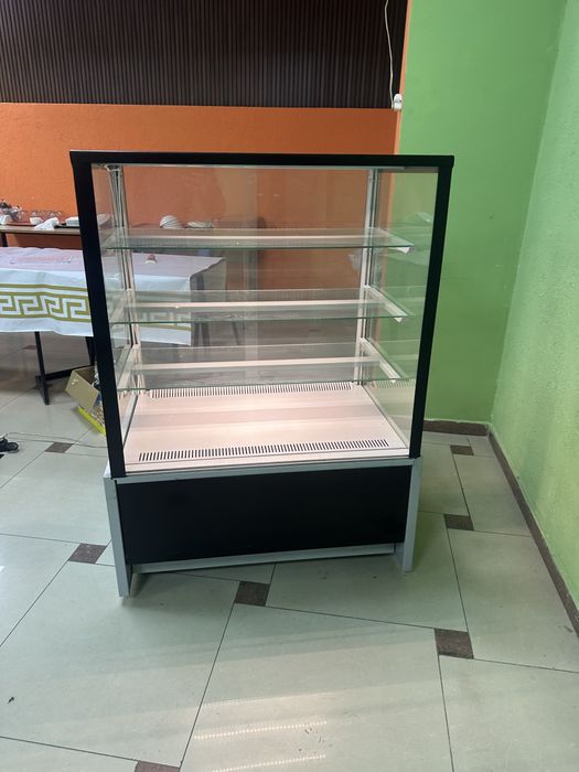 Кондитерская витрина