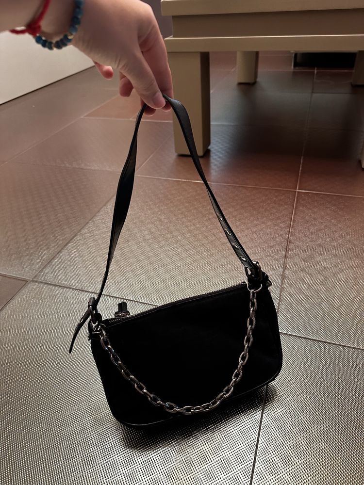 Малка дамска чанта с къса дръжка на Bershka