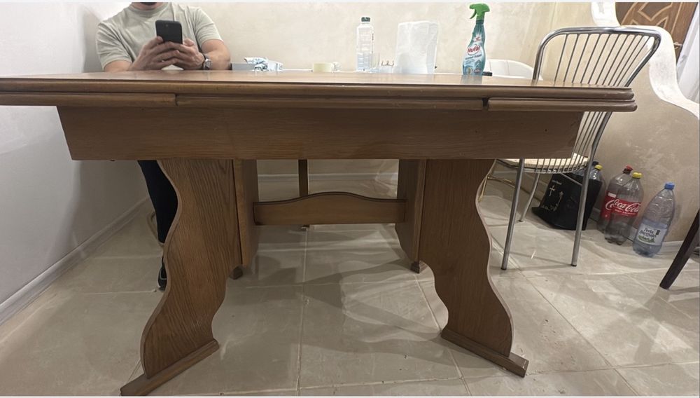Masa din lemn masiv maro extensibila mare ,fara defecte