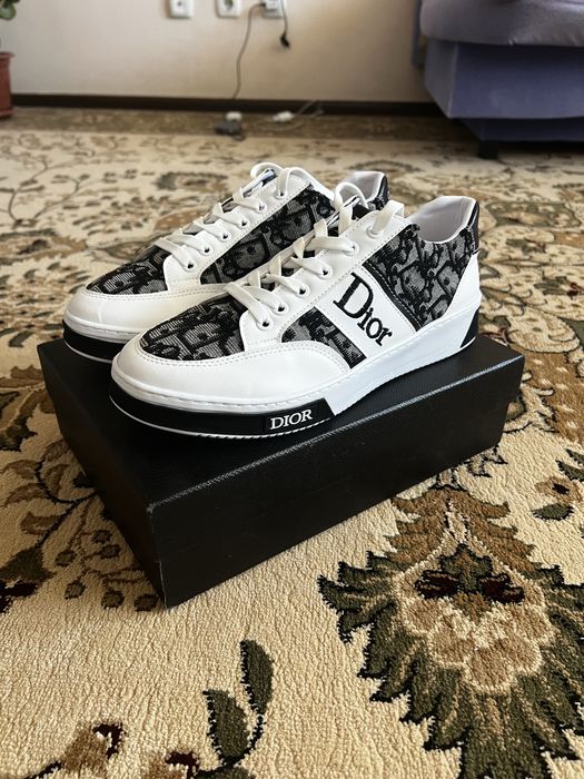 Продам новый кроссовки женский за 25000 тг.