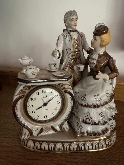 продавам порцеланов часовник