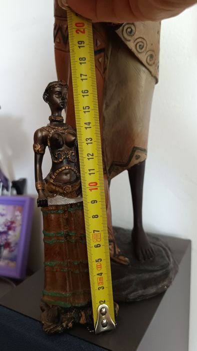 Статуетка на африканско момиче и момче