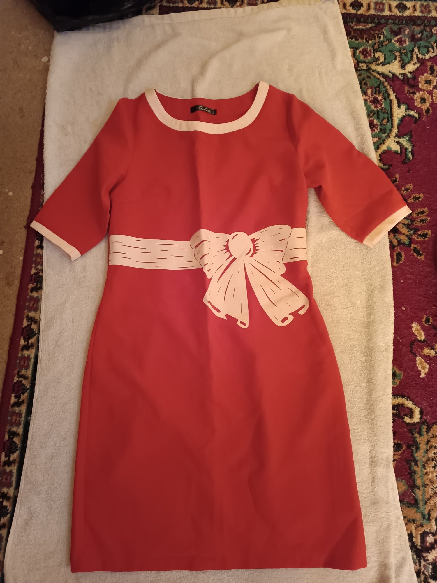 Продам красное платье новая за 3500