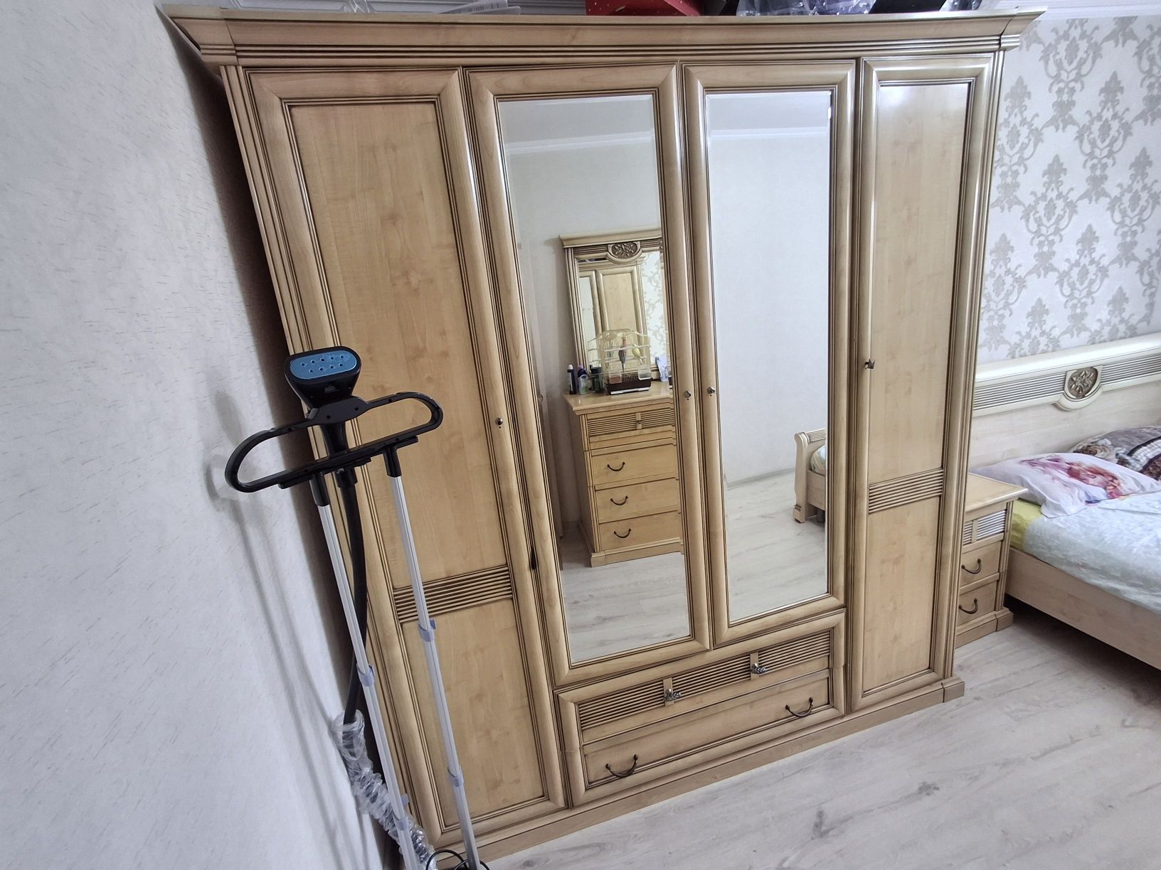 Продам шкаф, кровать, комот тумбы