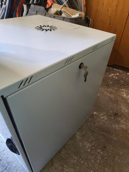 Комуникационен шкаф