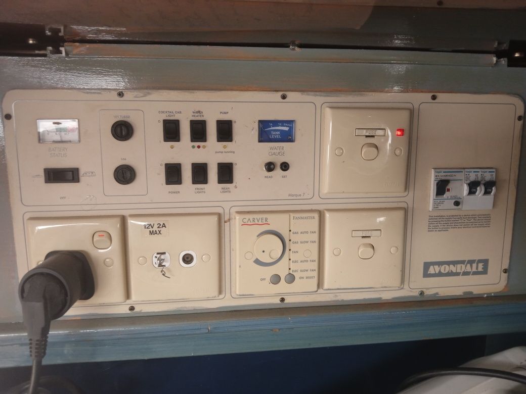 Продавам английска двуосна каравана AVONDALE Land Ranger 6,5