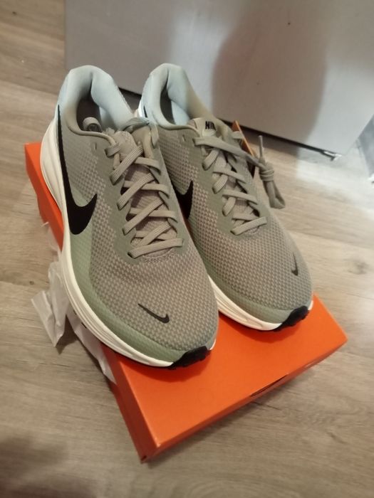 Vând adidași Nike Revolution 8 42.5
