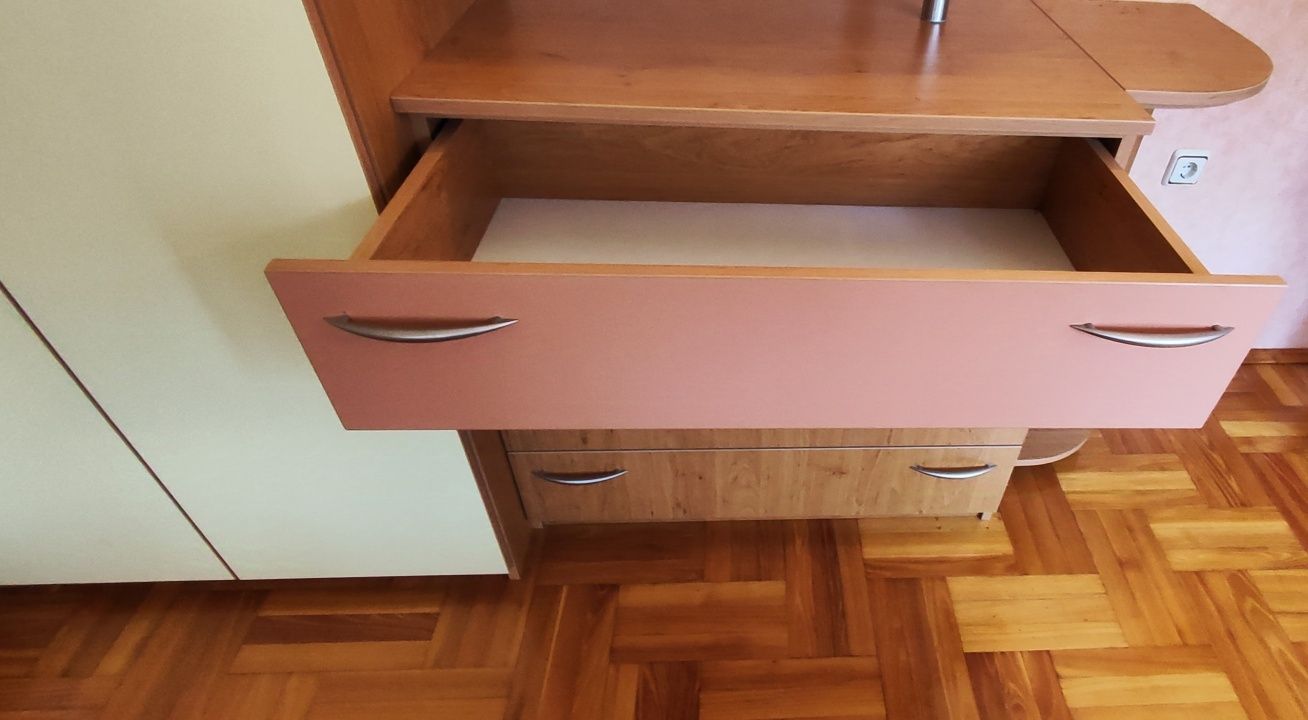 Скрин с четири чекмаджета и два рафта. .