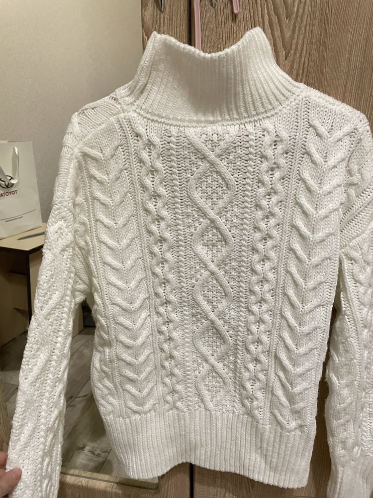 Продам свитер вязаный