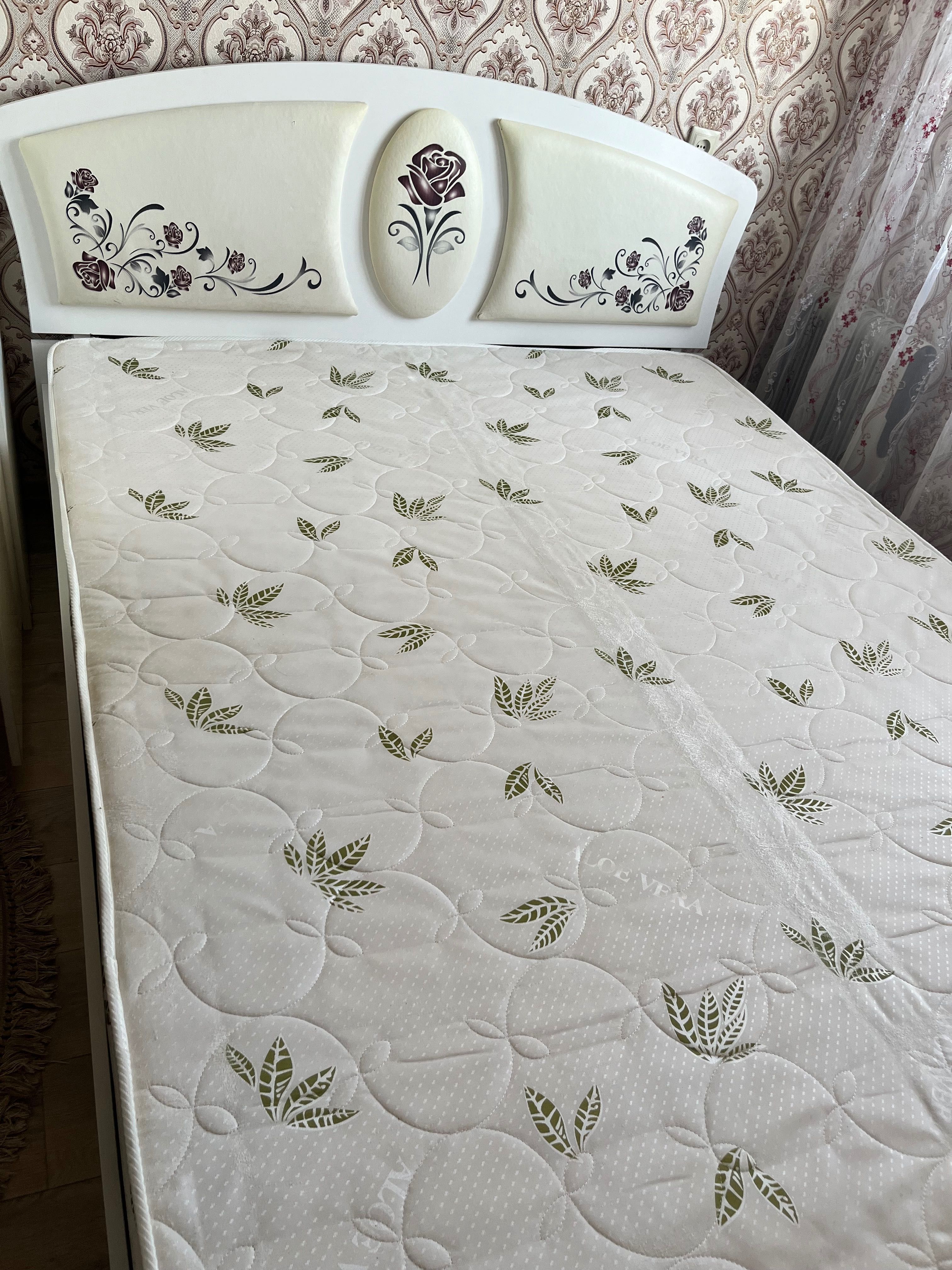 Продам двуспальную кровать с матрасом