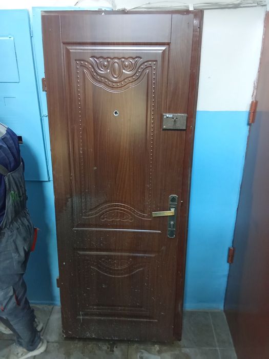 Входная дверь железная , с обшивкой