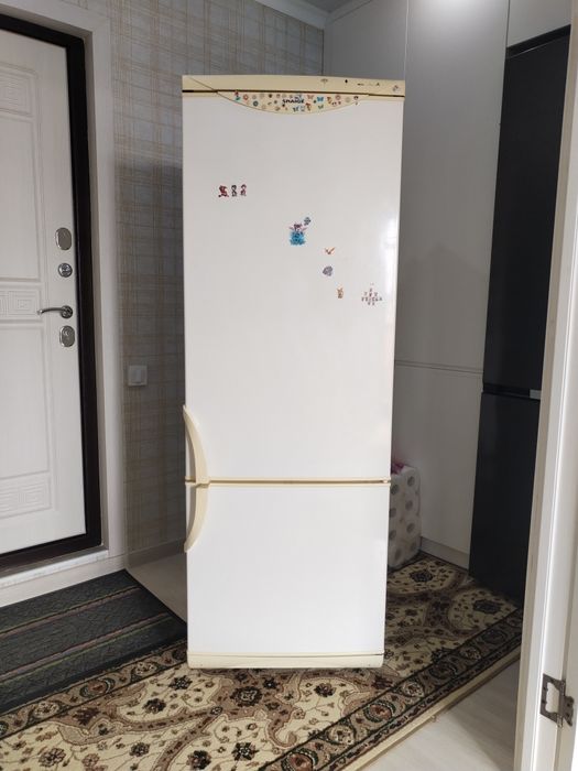 Продам 2х камерный б/у холодильник Snaigе