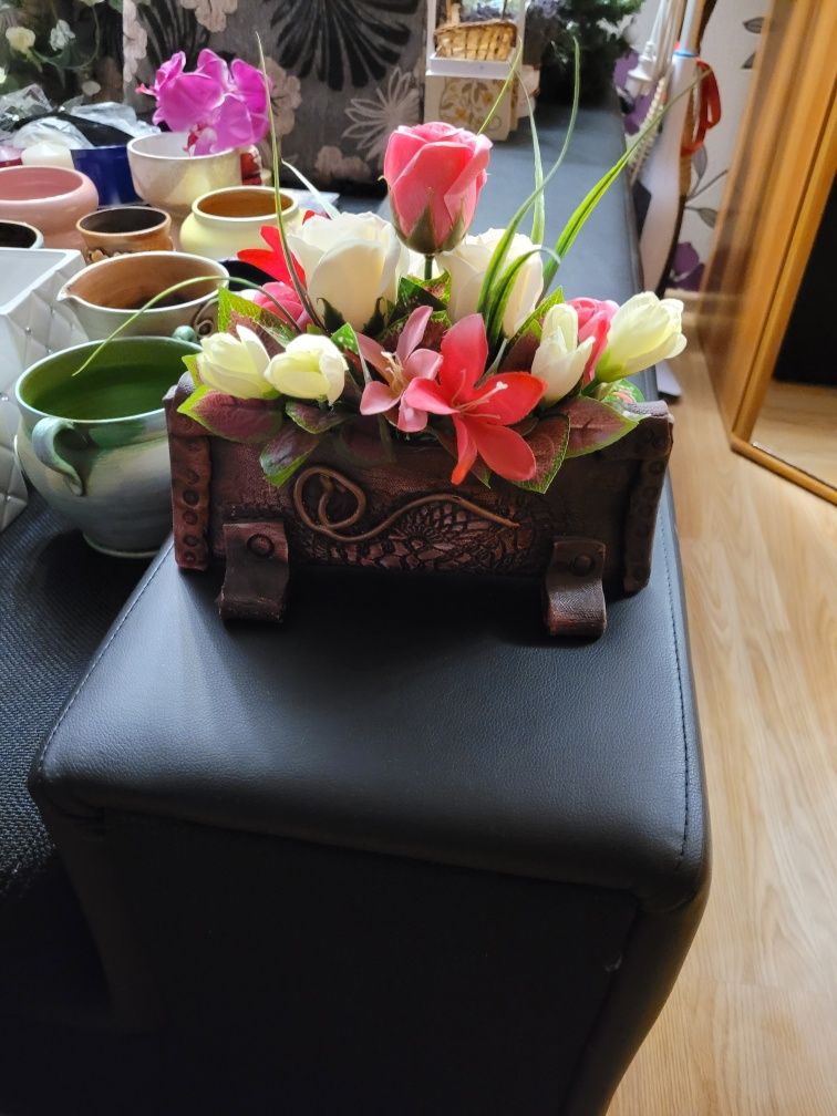 Aranjamente florale in vase de lut