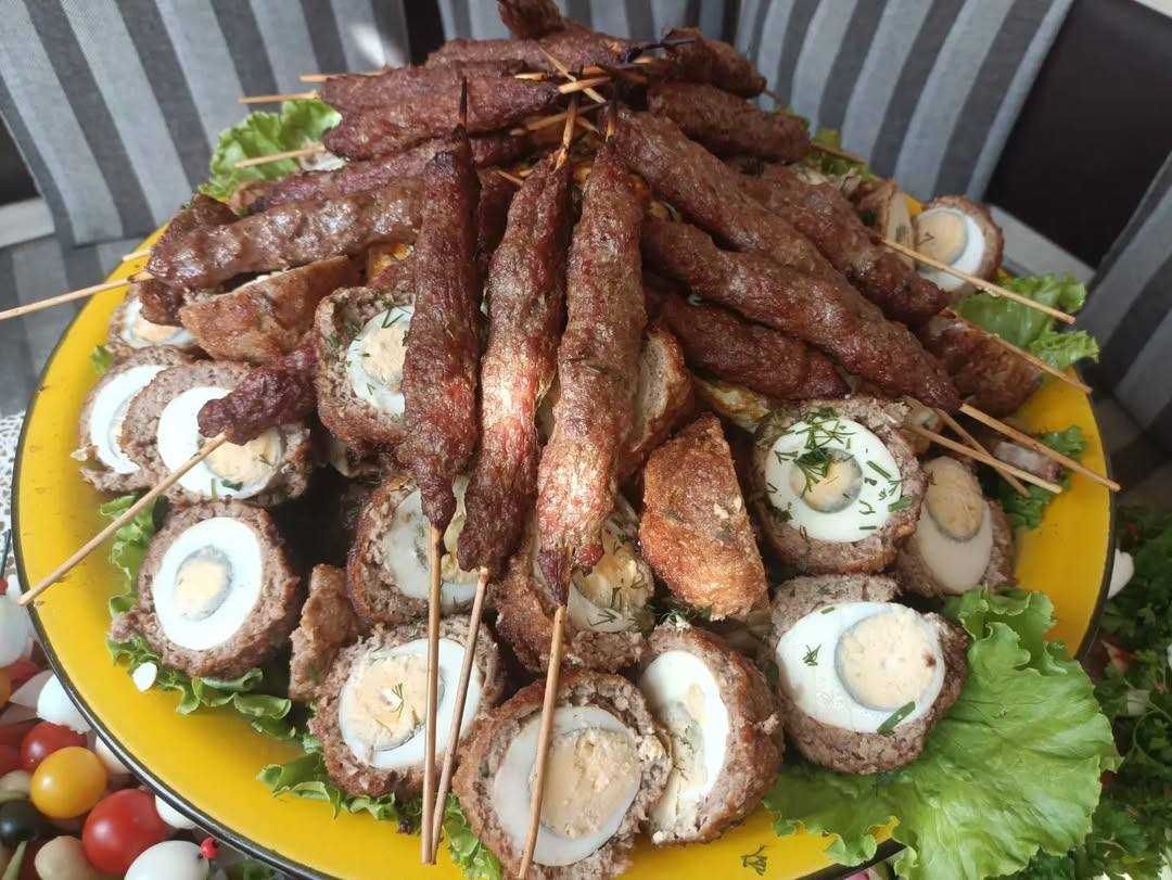 Qovurdoq Shashlik Assorti Julien Shirinliklar va to'rt Baliq Somsa