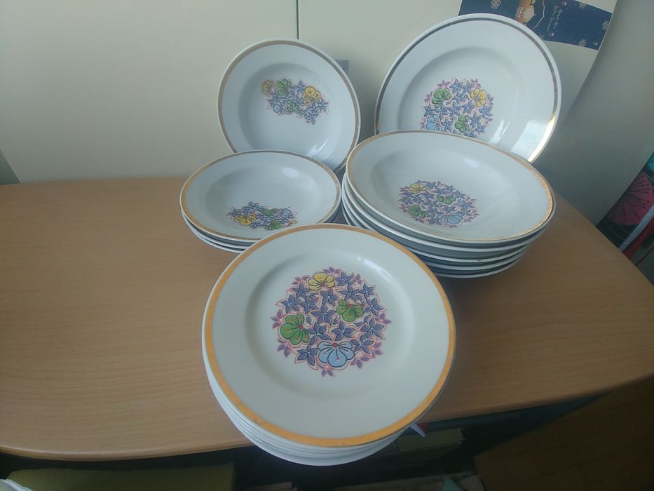 Набор столовых тарелок