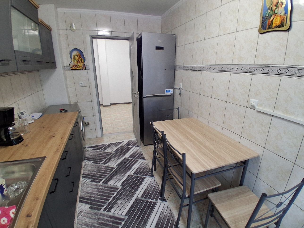 Închiriez apartament 2 camere,etaj 1,zona centrala,piața Moldovaei