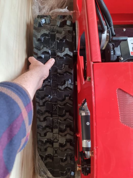 Robot  pentru iarba cu telecomanda