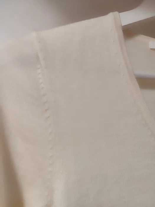 Пуловер с V-образно деколте от 100% мериносова материя