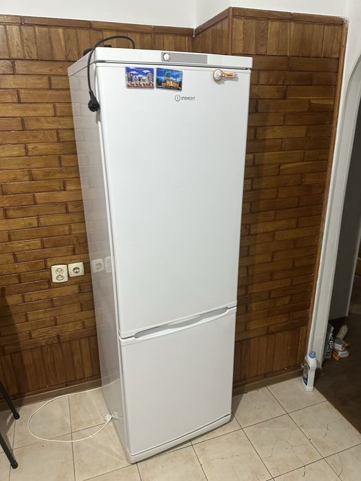 Продам двухкамерный холодильник Indesit . В отличном состояний