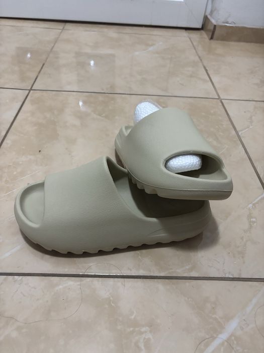 Yeezy slides crem