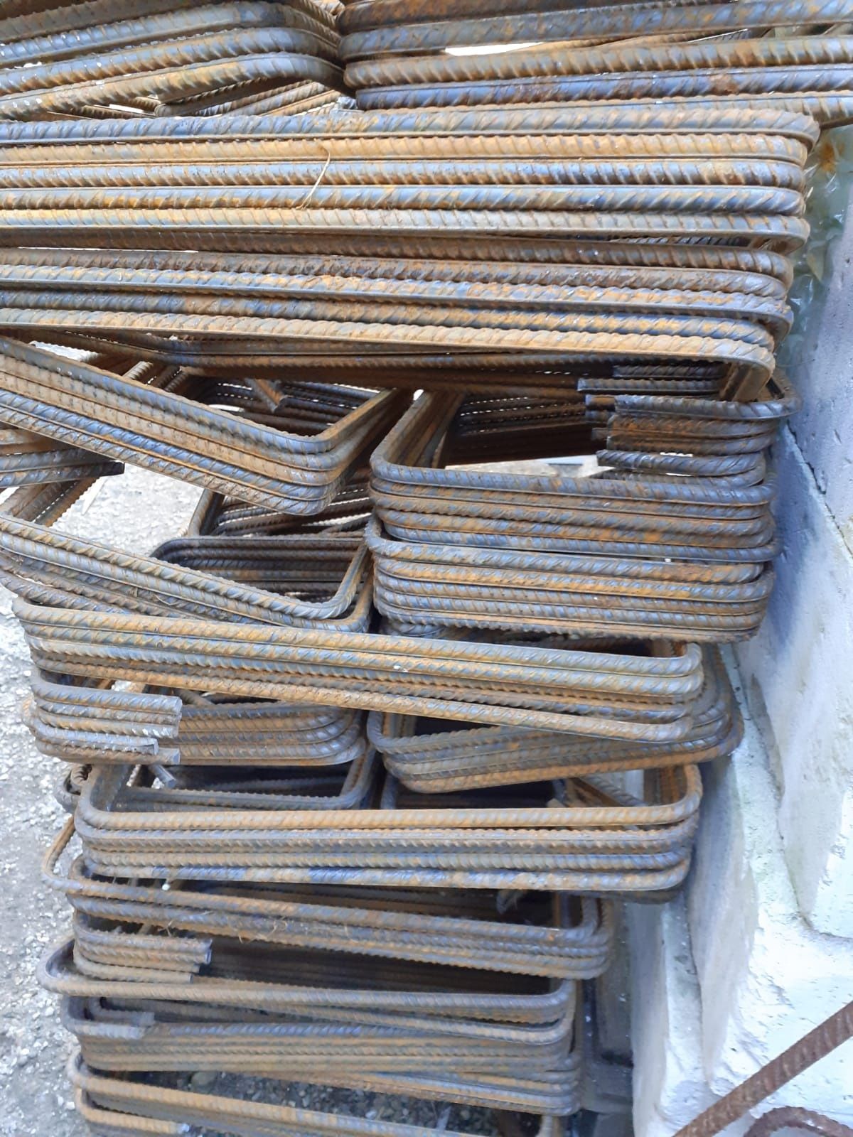 Vindem din stoc sau pe comanda etrieri din fier striat de 8mm.
Produce