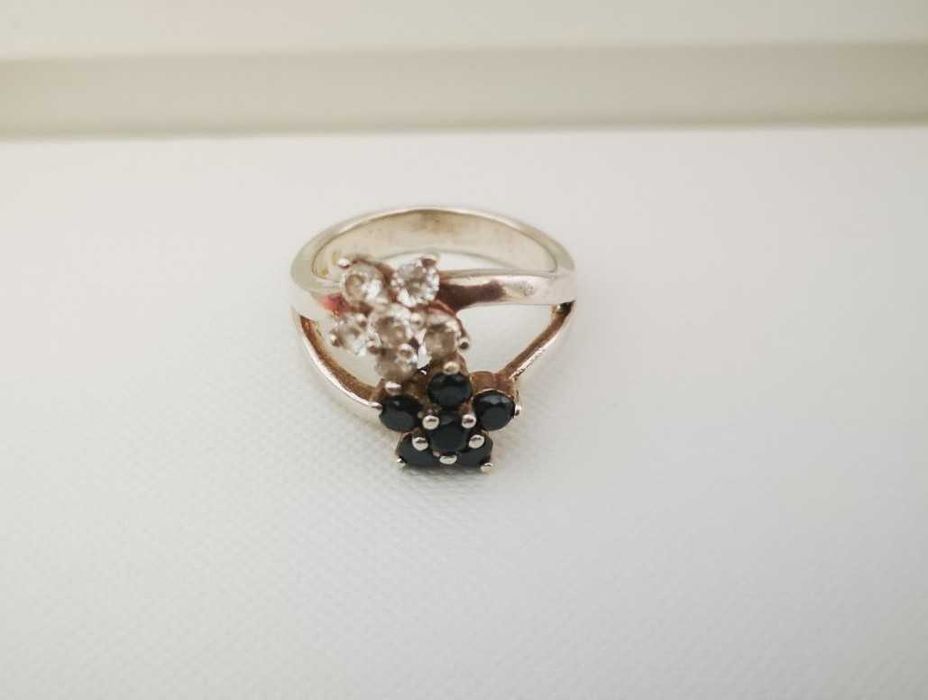 Сребърен пръстен с цветя от цирконий