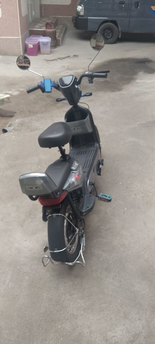 Скутер новый едет