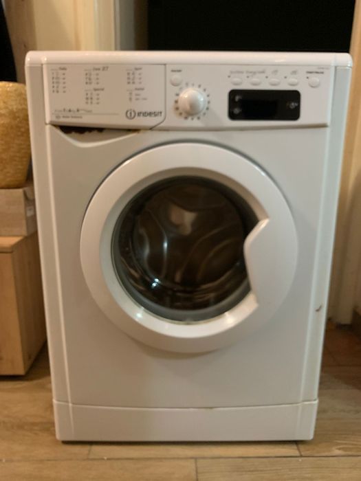 Vând mașina de spălat indesit